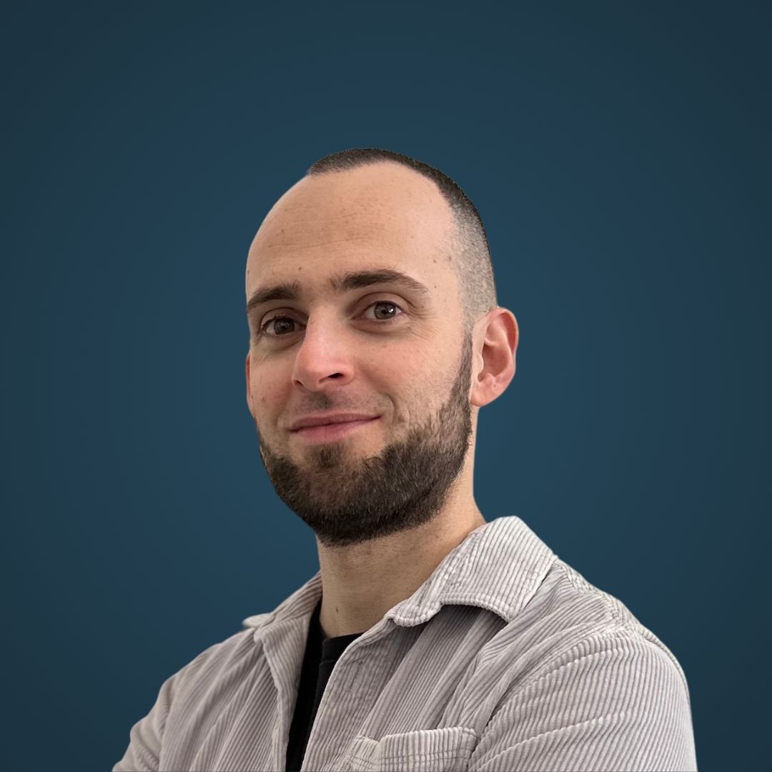Avatar de Kévin Raux, Webmaster et consultant SEO sur fond bleu.