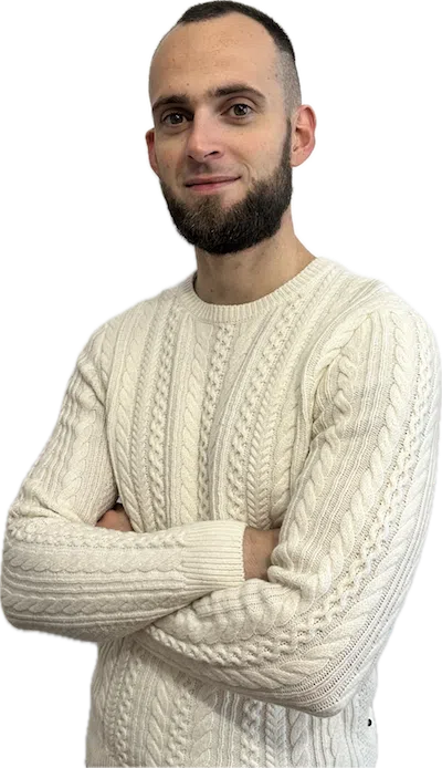 Kévin Raux, Webmaster Freelance et consultant SEO, les bras croisés, avec un léger sourire.