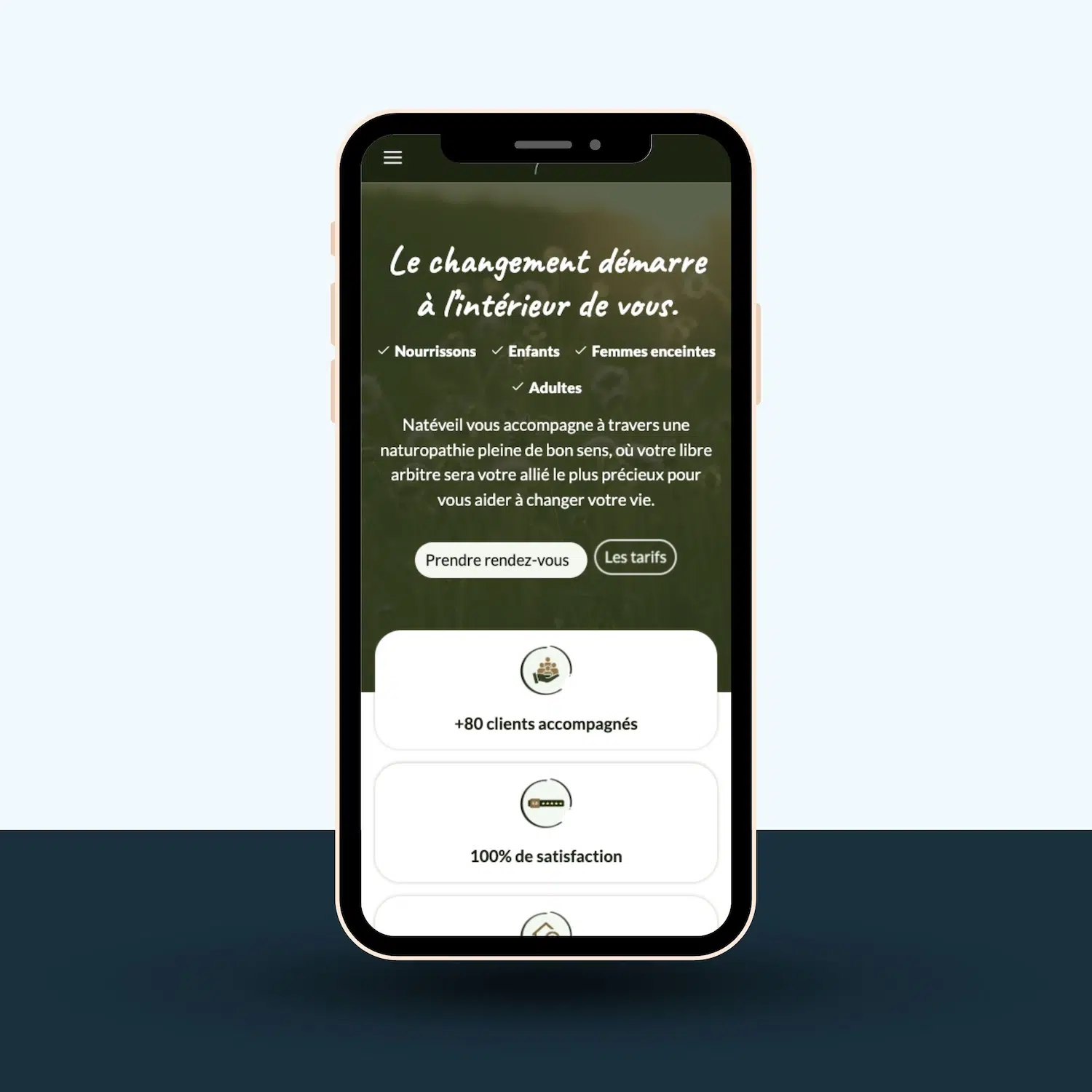 Mockup du site nateveil.com sur mobile.