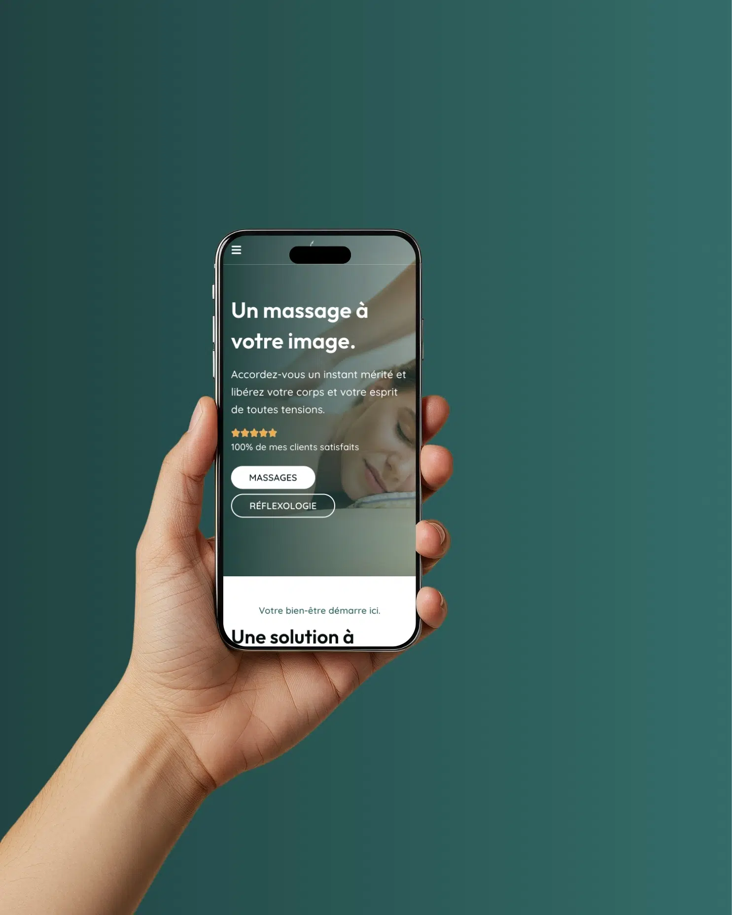 Mockup d'un téléphone tenu dans une main et montrant le site Soléo Massage conçu par ÉvidenceWP.