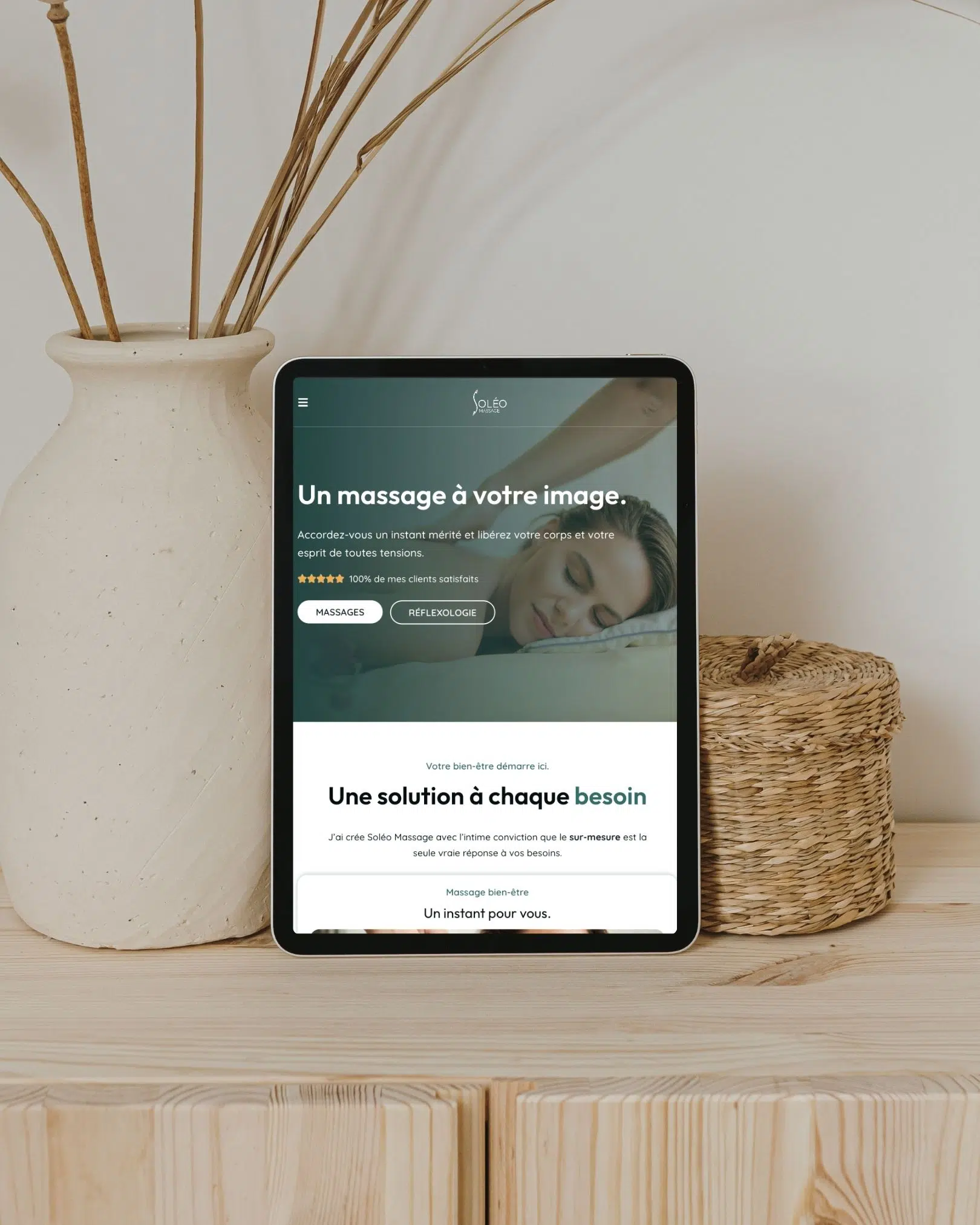 Mockup d'une tablette montrant le site Soléo Massage conçu par ÉvidenceWP.
