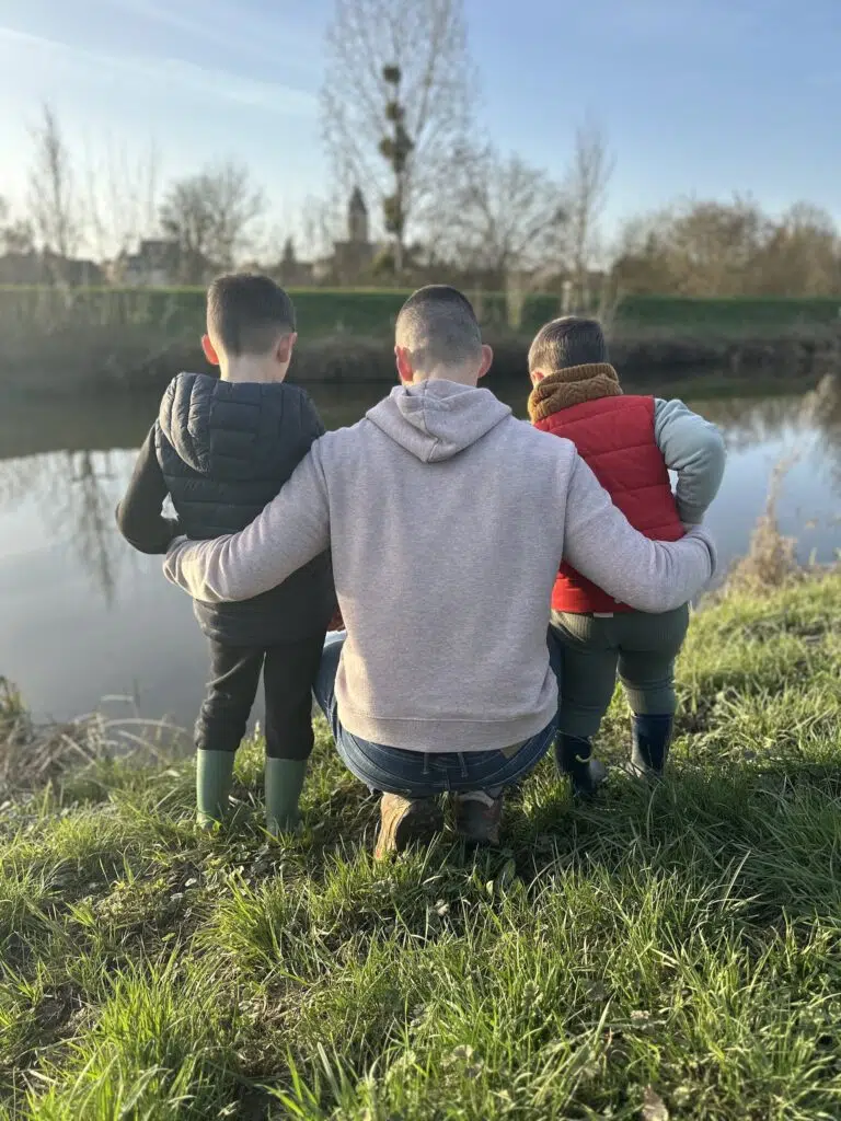 Kévin Raux Webmaster WordPress et Consultant SEO avec ses enfants en train de regarder une rivière.