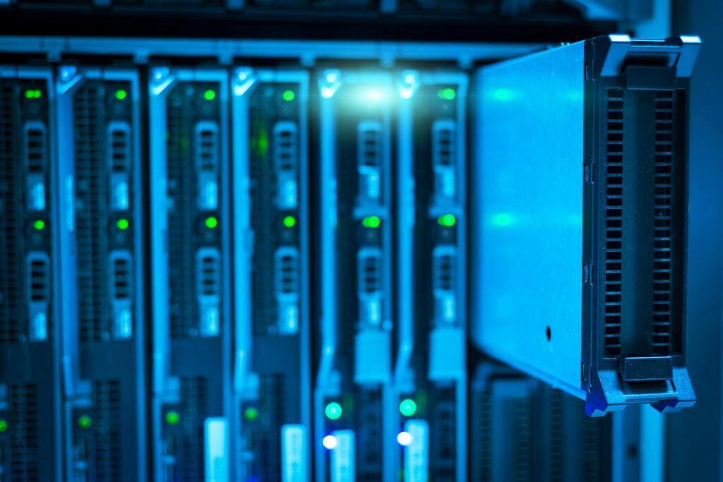 Serveurs web alignés et en service dans une armoire dédiée à leur stockage.