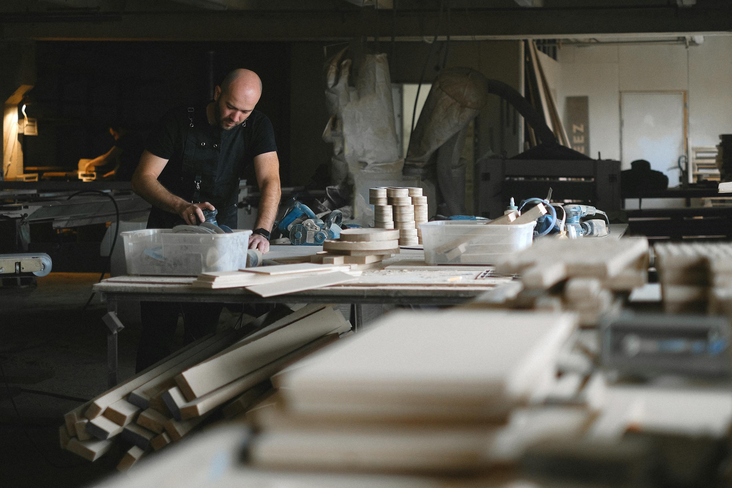 Artisan en train de travailler le bois dans son atelier.