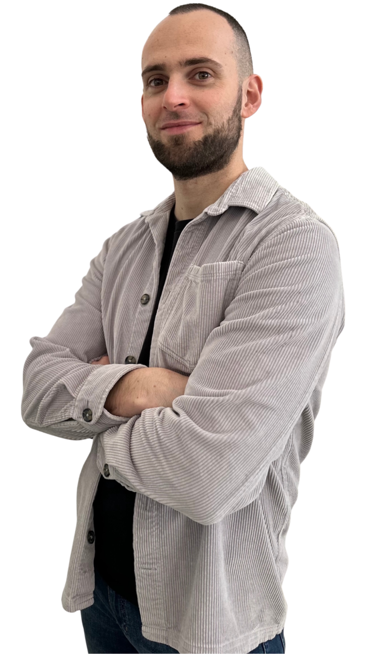 Kévin Raux fondateur de la société ÉvidenceWP en chemise en velours bleue les bras croisés et faisant un sourire.