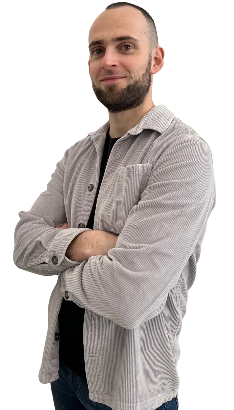 Kévin Raux fondateur de la société ÉvidenceWP en chemise en velours bleue les bras croisés et faisant un sourire.