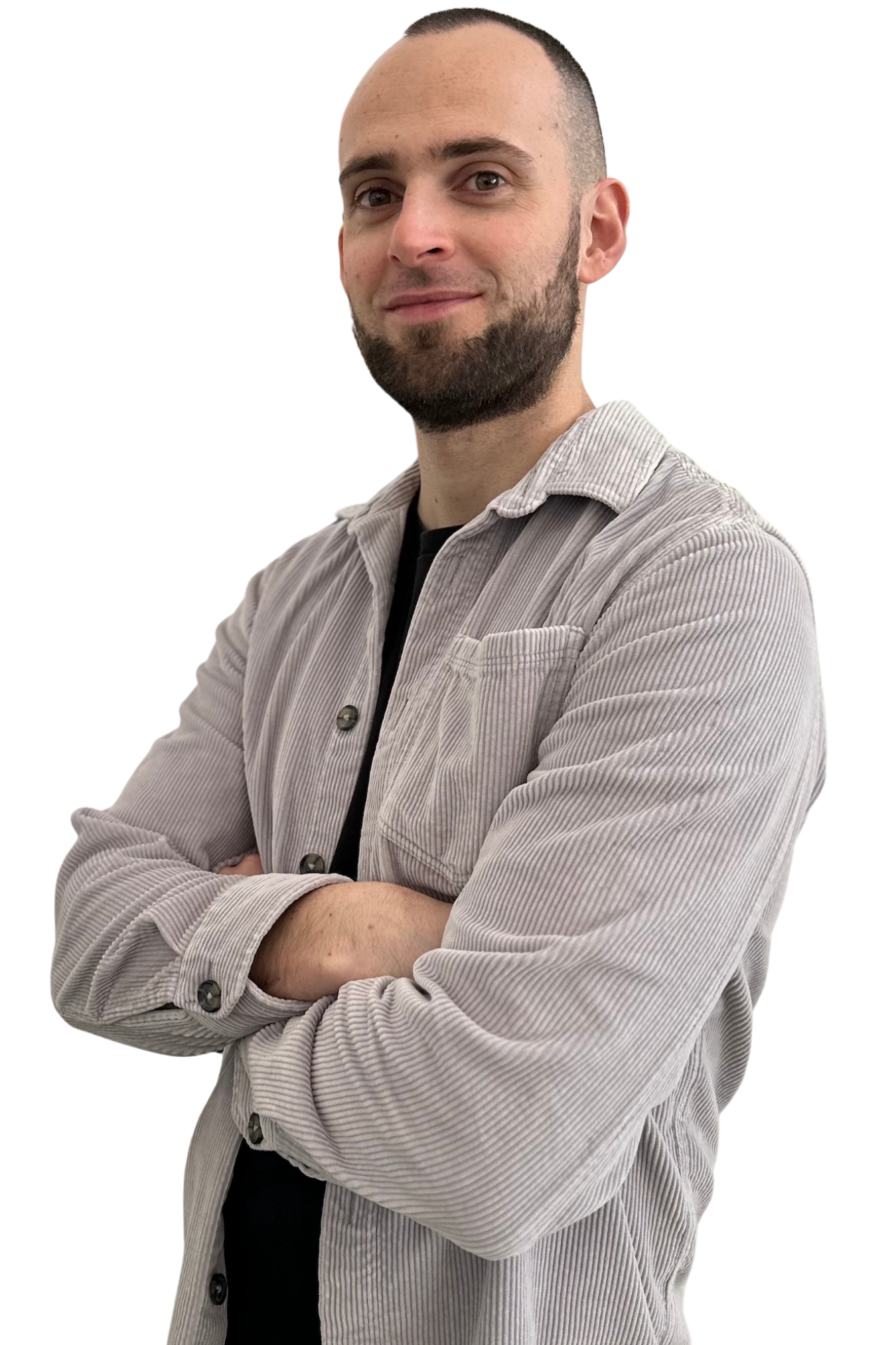 Kévin Raux Webmaster WordPress et Consultant SEO et fondateur de la société ÉvidenceWP en chemise en velours bleue les bras croisés et faisant un sourire.