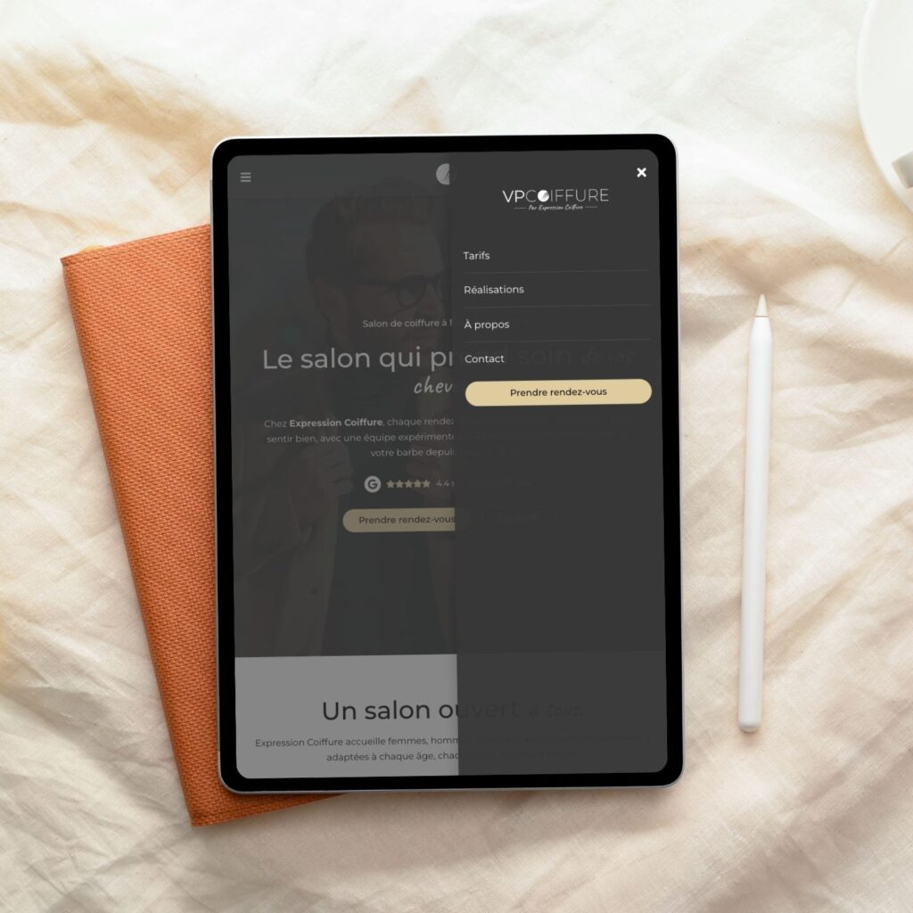 Mockup de la page d'accueil et du menu de navigation du site vpcoiffure.fr sur tablette.