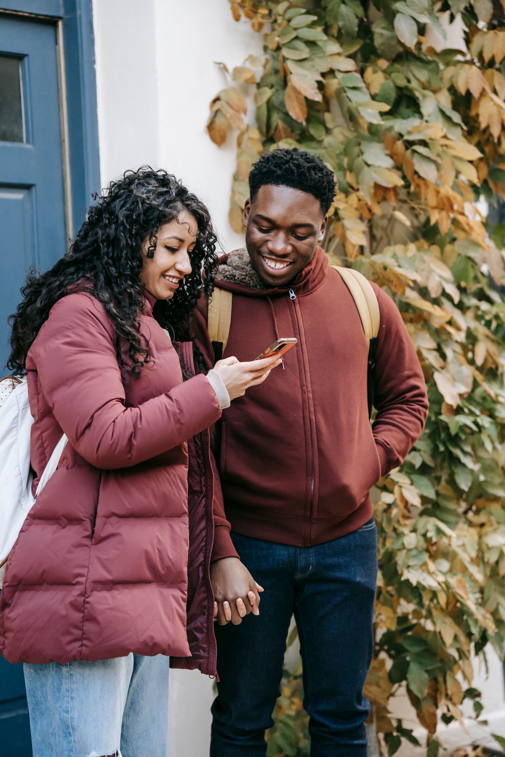 Couple cherchant un restaurant en ligne sur son smartphone avant de choisir où manger.
