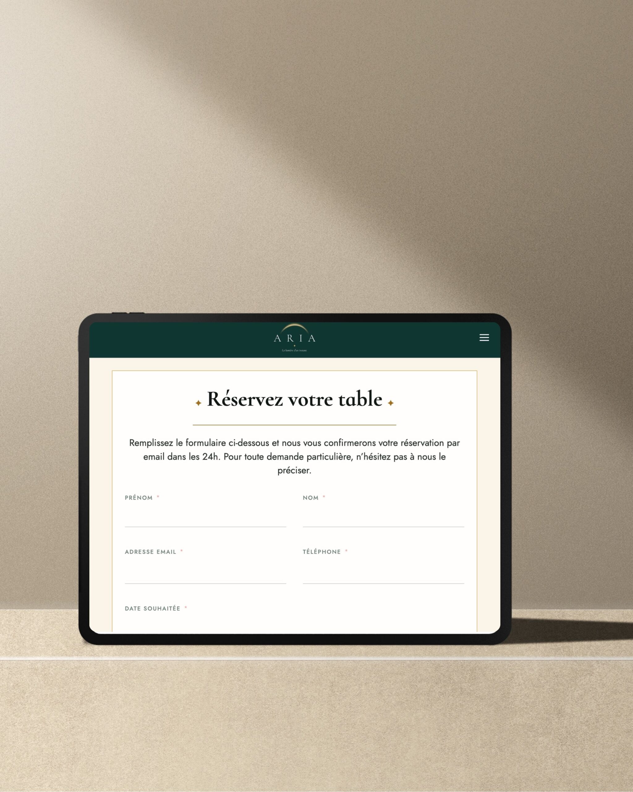 Mockup d'une tablette en paysage montrant le formulaire de réservation du site de démonstration ARIA Restaurant.
