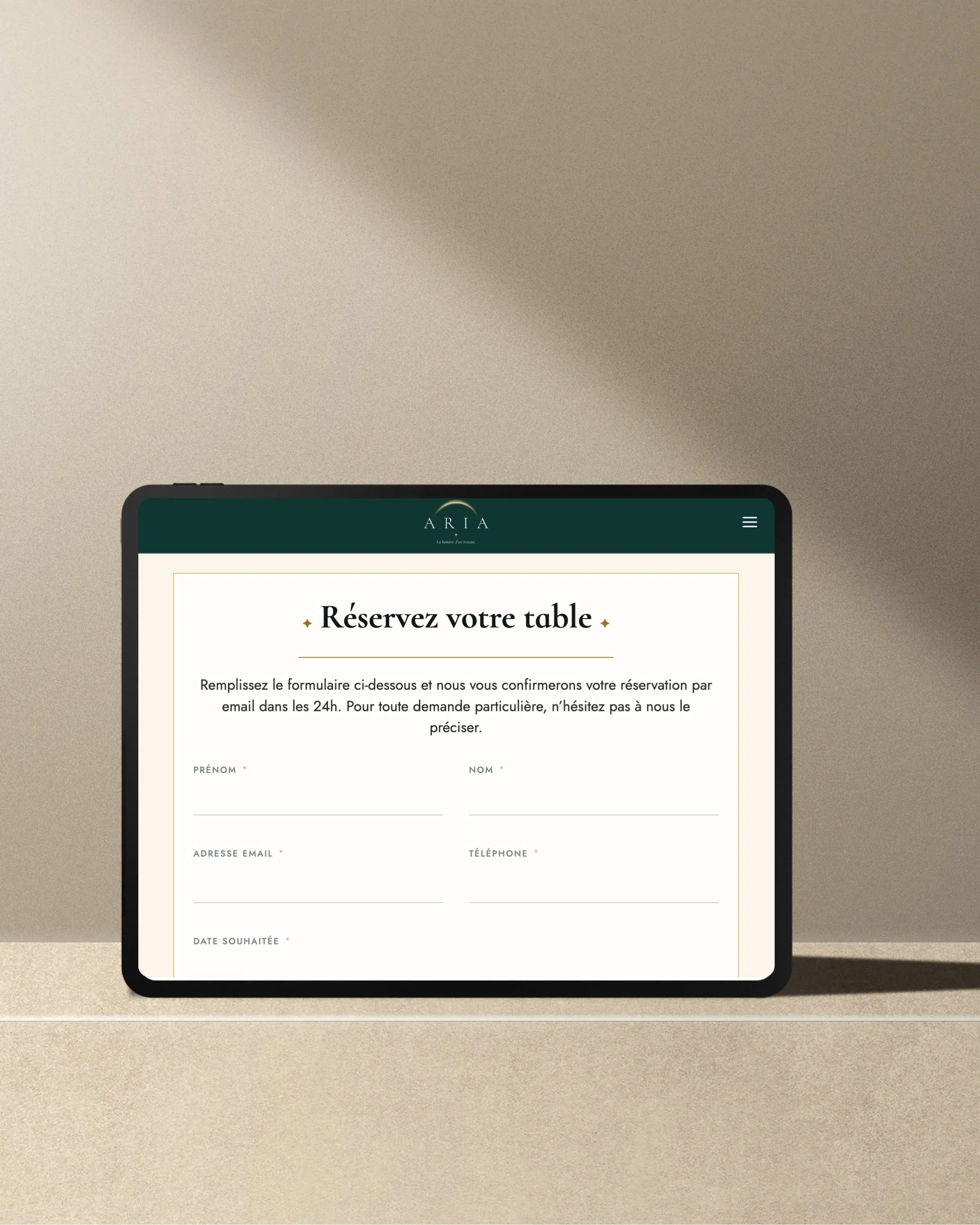 Mockup d'une tablette en paysage montrant le formulaire de réservation du site de démonstration ARIA Restaurant.