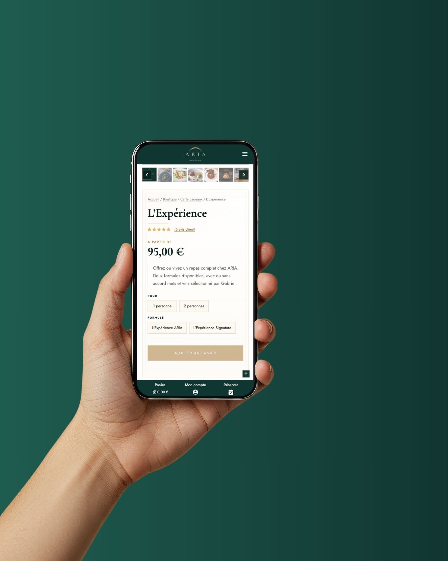 Mockup d'un téléphone tenu dans un main montrant la fiche produit de la prestations "L'Expérience" du site de démonstration ARIA Restaurant.