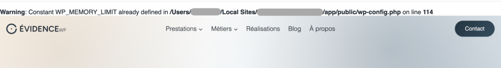 Message d'avertissement "Constant WP_MEMORY_LIMIT already defined" affiché dans l'en-tête d'un site WordPress.