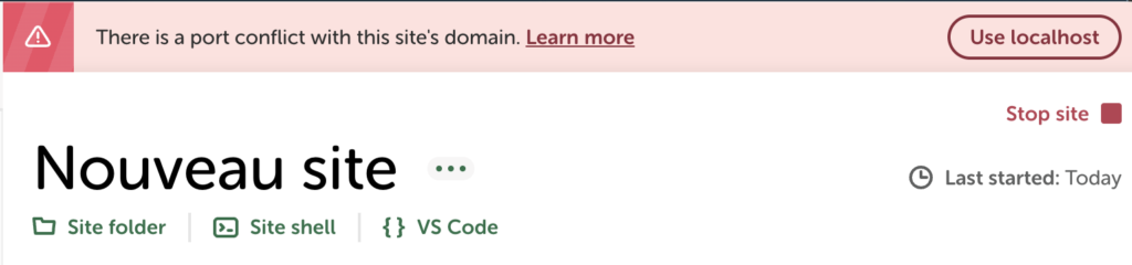 Bandeau d'alerte "There is a port conflict with this site's domain" avec le bouton "Use localhost".