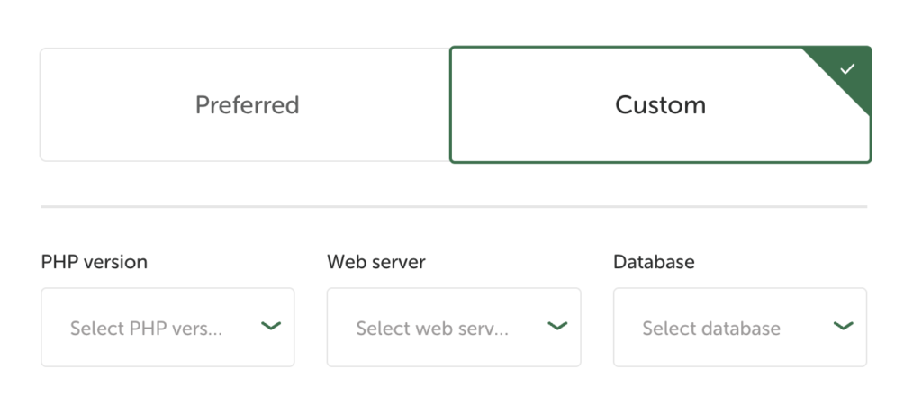 Écran "Choose your environment" en mode "Custom" avec les menus déroulants "PHP version", "Web server" et "Database".