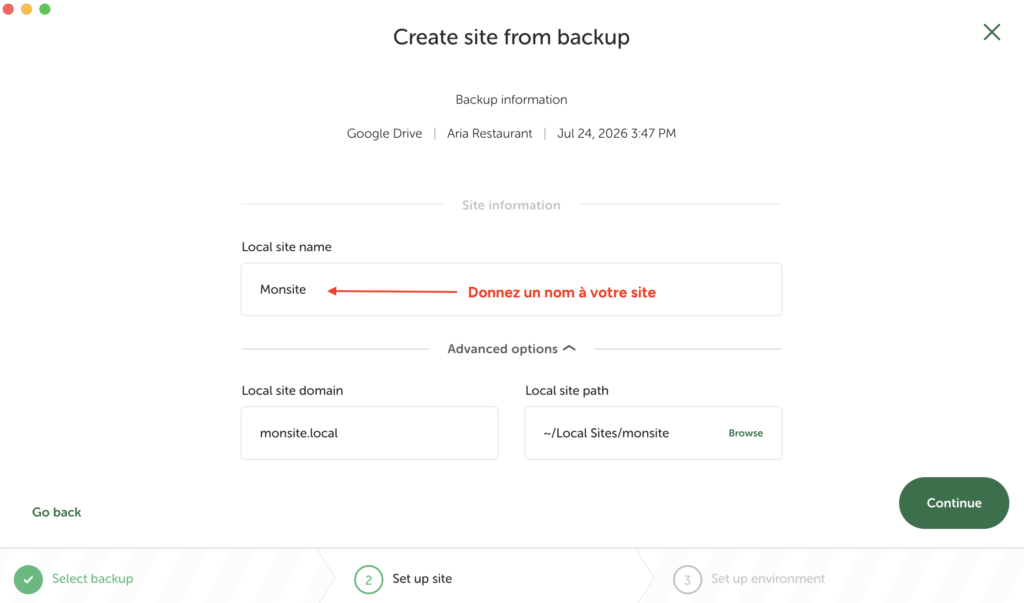 Écran "Create site from backup" avec le champ "Local site name" et les options avancées de domaine et de chemin.