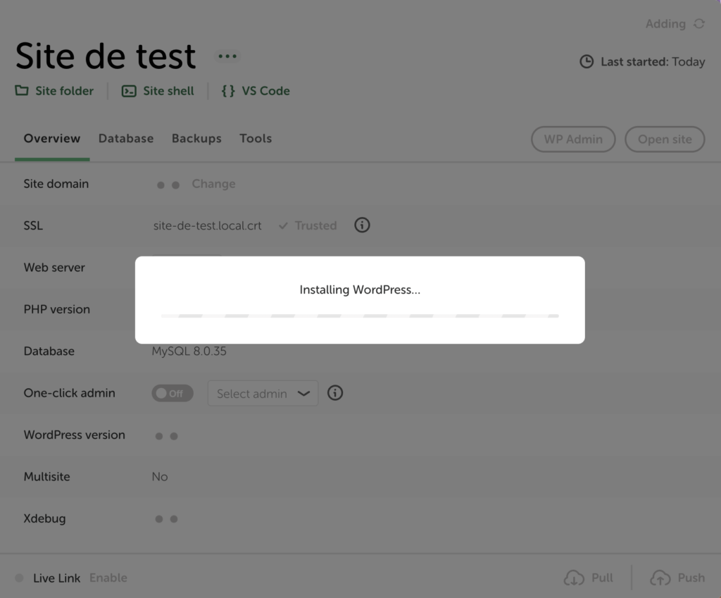Barre de progression de l'installation de WordPress sur Local.