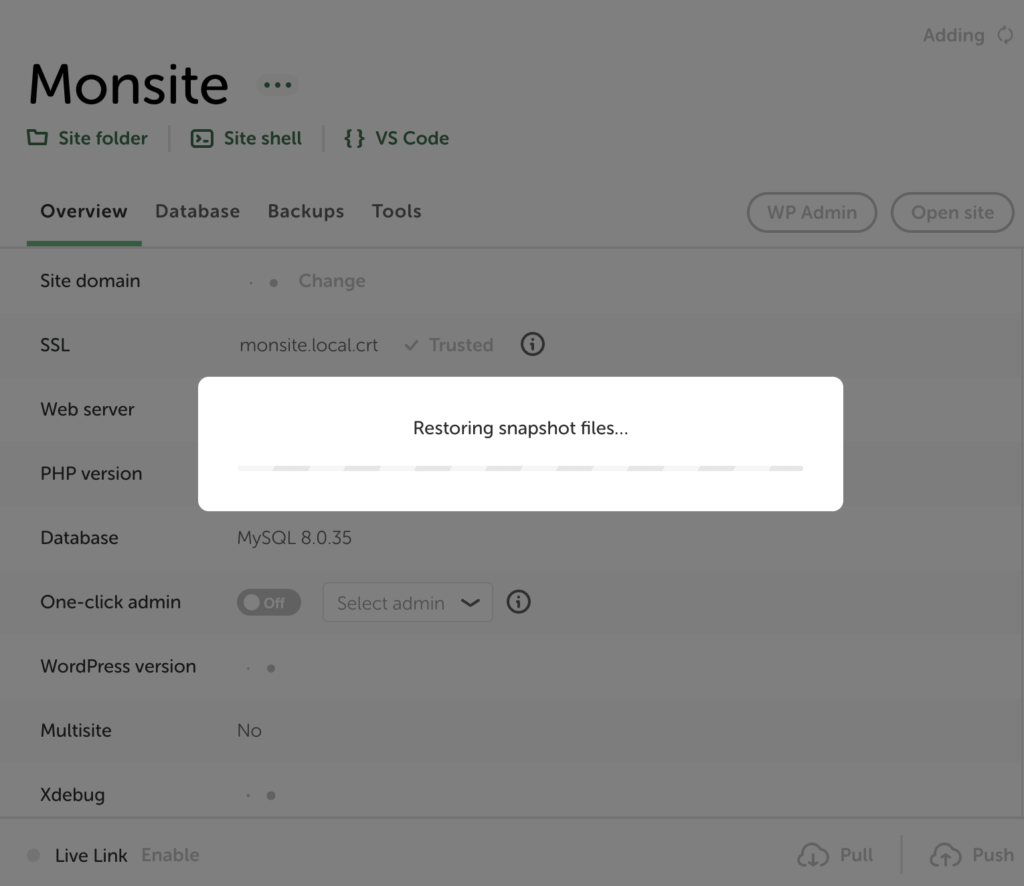 Fenêtre "Restoring snapshot files..." affichant la progression de la restauration d'un site depuis une sauvegarde Cloud.