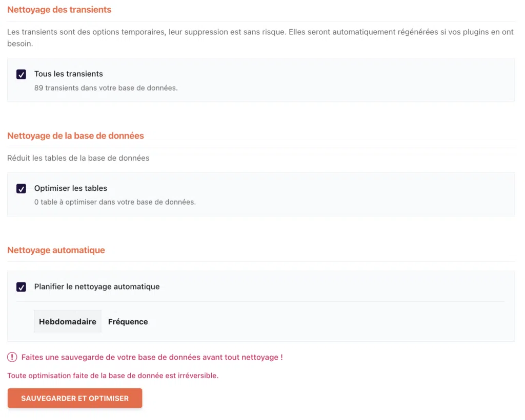 Réglages de nettoyage automatique WP Rocket avec optimisation des tables et planification hebdomadaire activée.