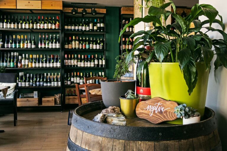 Étagères de bouteilles de vin dans un bar à vin au décor chaleureux.