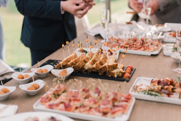 Table de réception avec plateaux et bouchées de traiteur pour un événement
