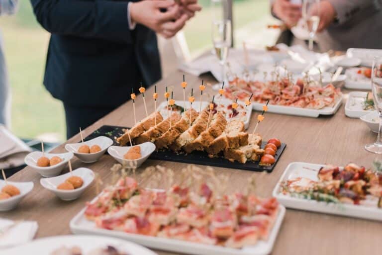 Table de réception avec plateaux et bouchées de traiteur pour un événement