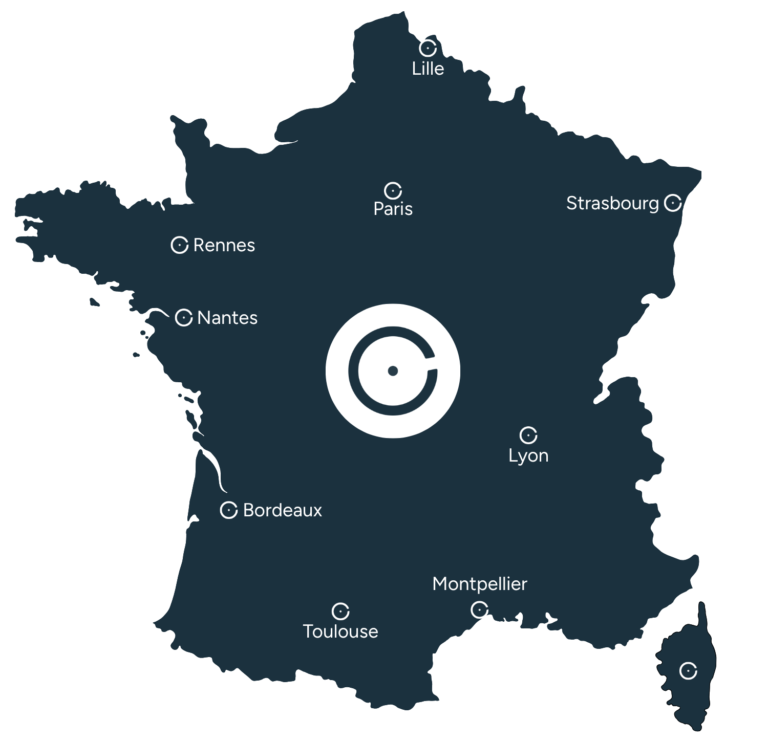 Carte de France de couleur bleue d'ÉvidenceWP, avec le pictogramme ÉvidenceWP bleu au centre dans un cercle blanc, et les plus grosses villes de France comme Rennes, Nantes, Paris, Lille, Strasbourg, Lyon, Bordeaux, Toulouse et Montpellier placées sur la carte avec le pictogramme ÉvidenceWP en guise de point sur la carte.