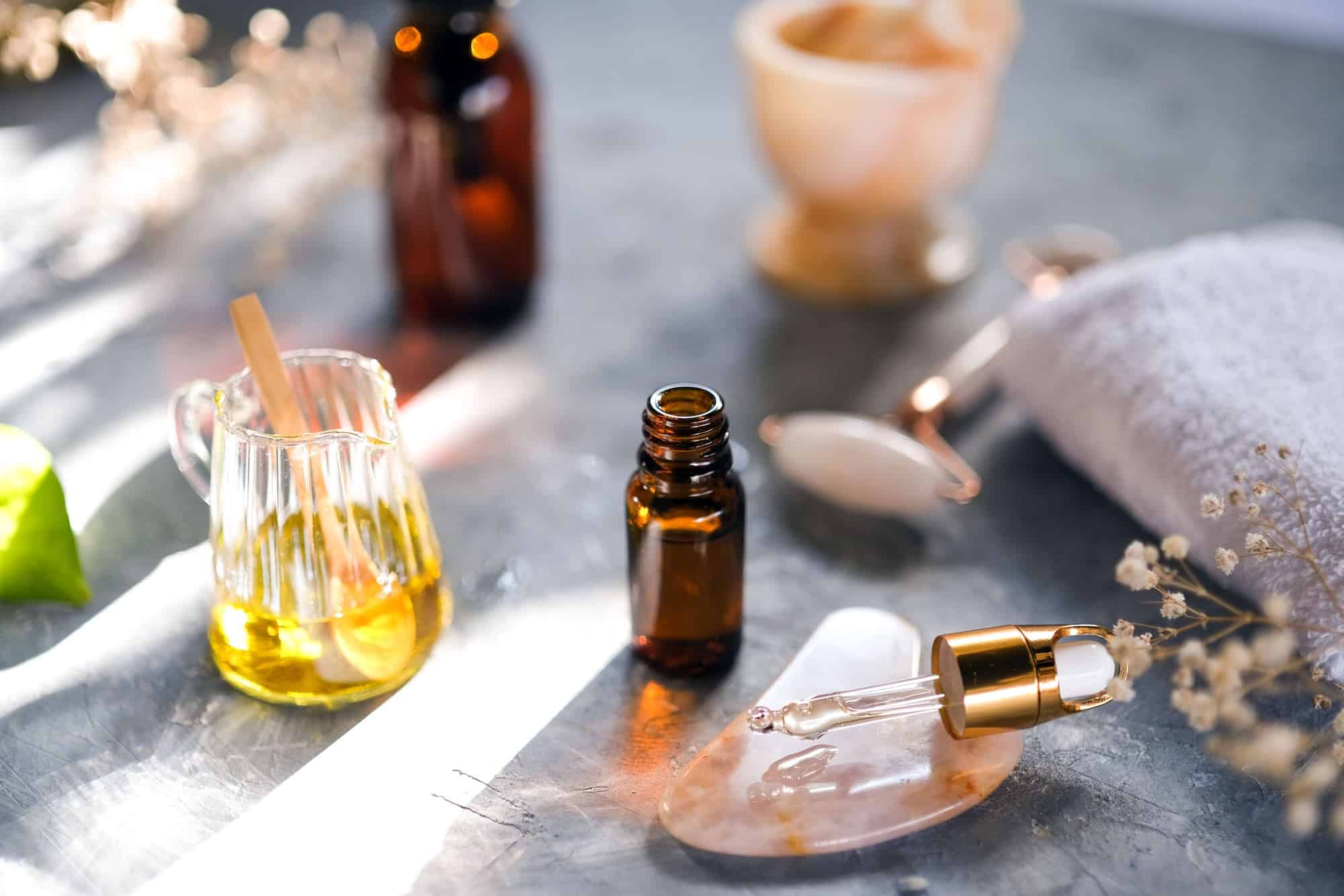 Composition d'huiles essentielles et d'accessoires utilisés en naturopathie.